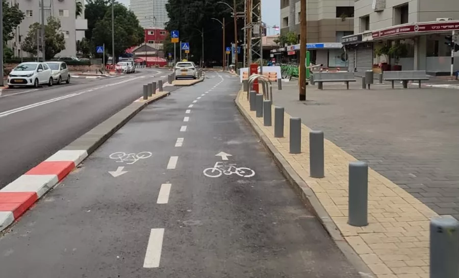 שביל אופניים ברחוב יגאל אלון. צילום: דוברות עיריית תל אביב-יפו