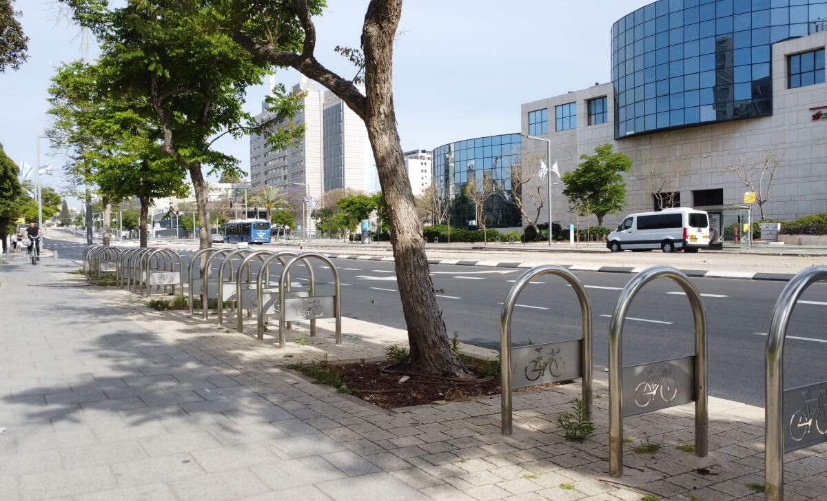 רחוב איינשטיין תל אביב, בחלקו המזרחי