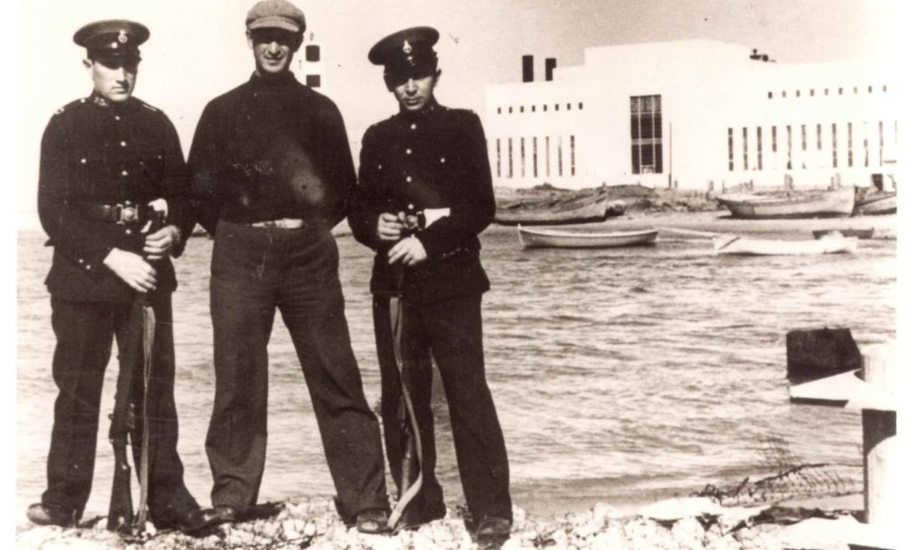מאבטחים בתחנת הכוח רדינג עם תחילת פעילותה. 1938. צילום: ארכיון חברת החשמל
