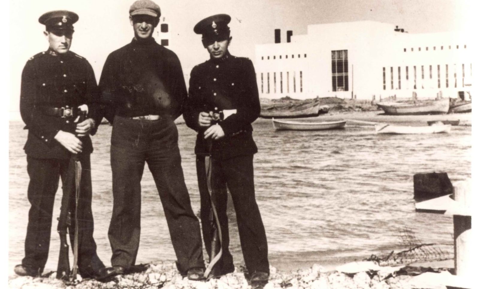 מאבטחים בתחנת הכוח רדינג עם תחילת פעילותה. 1938. צילום: ארכיון חברת החשמל